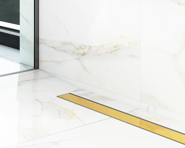 Bodengleiche Dusche mit Ablaufgarnitur im Badezimmer