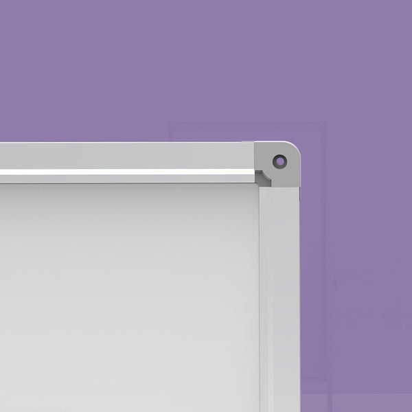 Nahaufnahme der Ecke eines Whiteboards mit Aluminiumrahmen und abgerundetem Eckverbinder mit Montagebohrung.