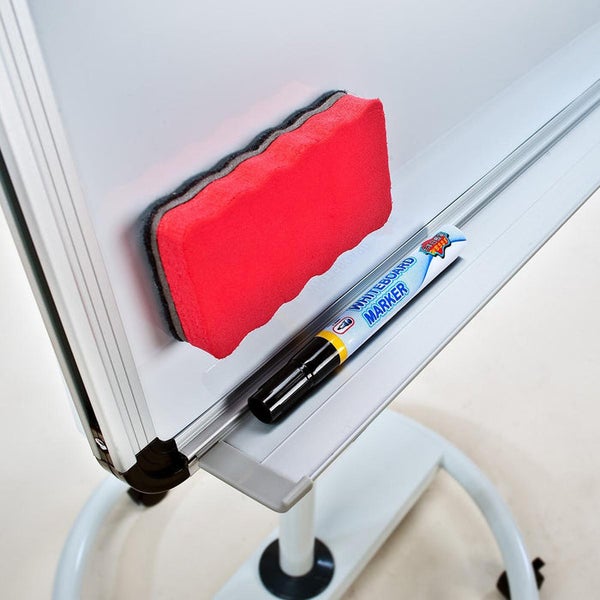Mobiles Whiteboard mit Aluminiumrahmen, Ablageschale, magnetischem Schwamm und Whiteboard-Marker.