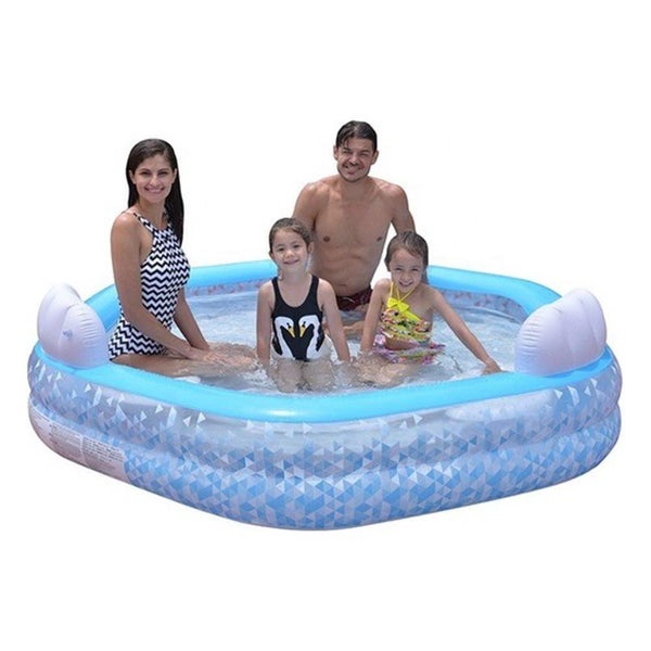 Familie in einem aufblasbaren Familienpool mit geometrischem Muster für den Garten.