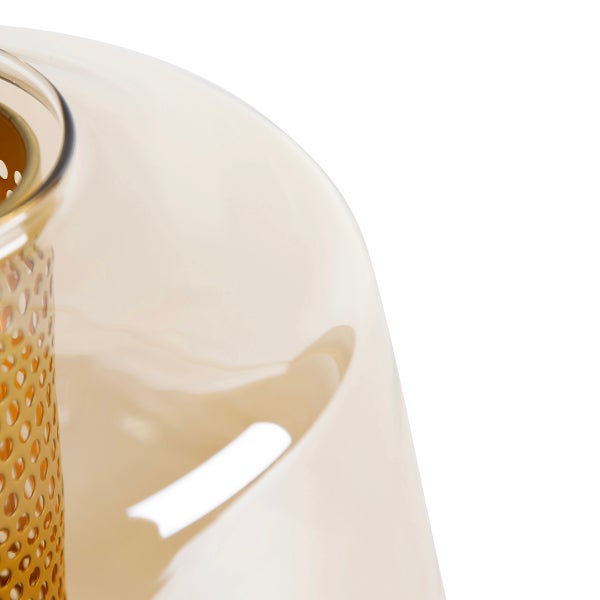 Detailansicht einer Tischleuchte mit durchbrochenem Schirm und Glasaufsatz