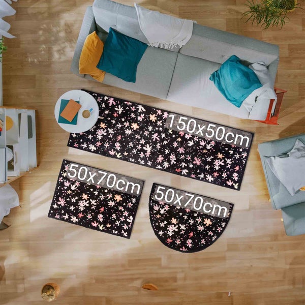 Szene mit drei schwarzen Teppichen in verschiedenen Größen mit Blumenmuster