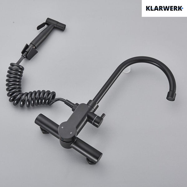 Wandarmatur in Schwarz mit Schwenkauslauf, Bidetbrause und Spiralschlauch. Klarwerk Logo.