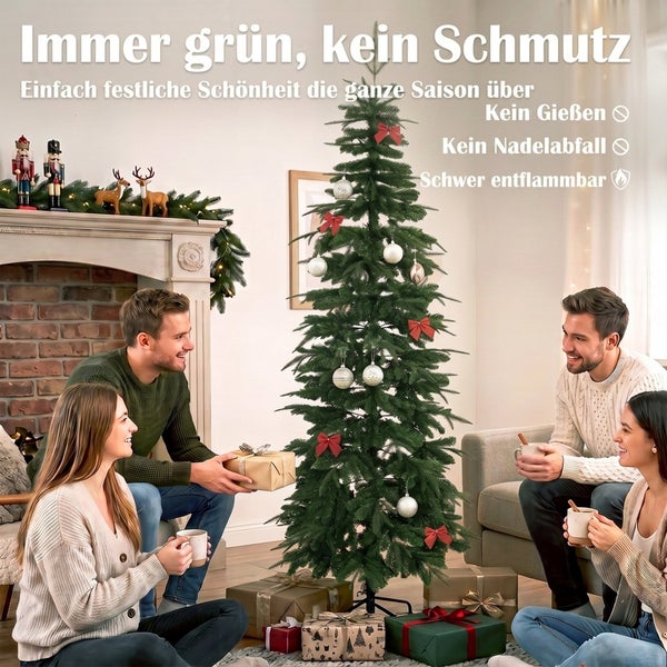 Eine Gruppe von vier Personen sitzt im Wohnzimmer um einen geschmückten künstlichen Weihnachtsbaum mit Geschenken und einem Kamin im Hintergrund.
