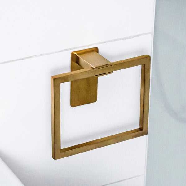 Quadratischer Handtuchring aus Metall zur Wandmontage an Badezimmerfliesen.