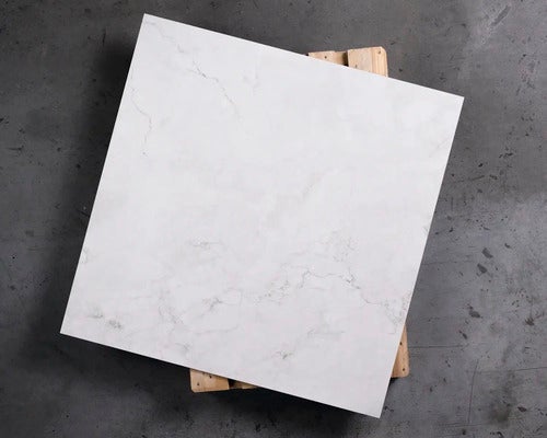 Fliese mit Marmoroptik auf einer Holzpalette