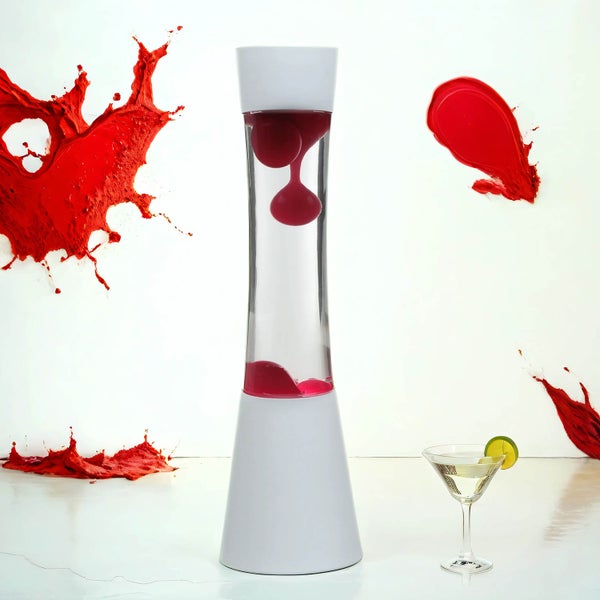 Dekorative Lavalampe mit rotem Wachs und weißem Sockel neben einem Cocktailglas