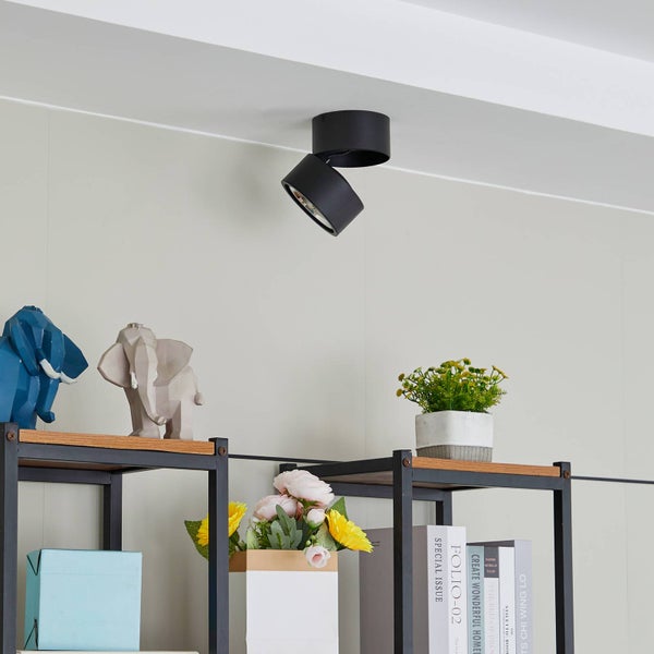 Deckenleuchte mit zwei Strahlern, montiert an einer Decke über einem Regal