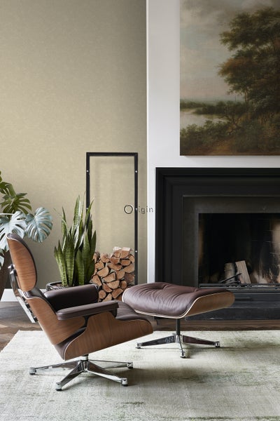 Wohnzimmer mit Sessel, Fußhocker, Kamin und Dekoration