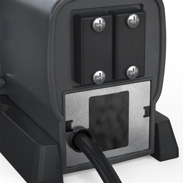 Detailansicht der Rückseite eines Kunststoffgehäuses mit zwei verschraubten Abdeckungen, einer Metallplatte und einer schwarzen Kabelführung.