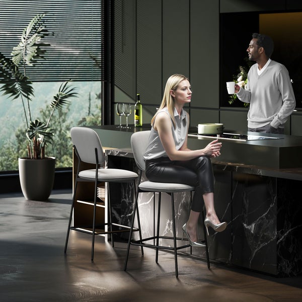 Moderne Küche mit zwei Personen an einer Kochinsel mit Barhockern.