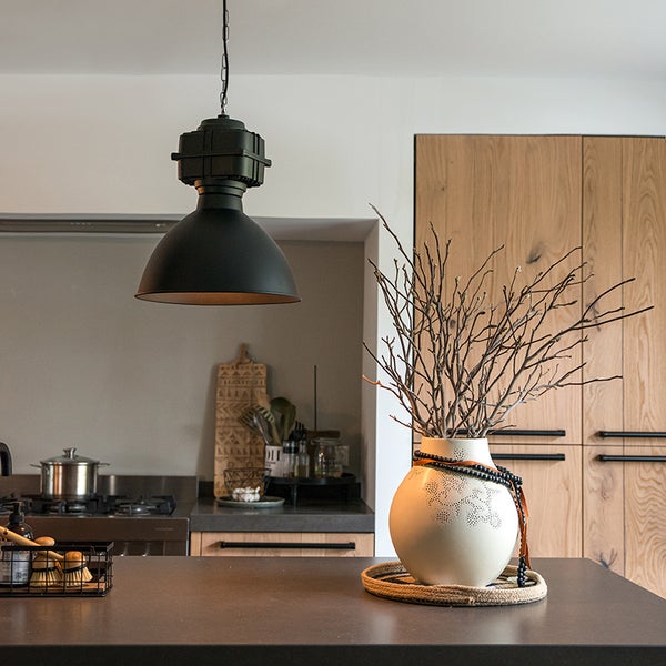 Küchenszene mit Pendelleuchte, Arbeitsplatte, Dekoration und Küchenutensilien