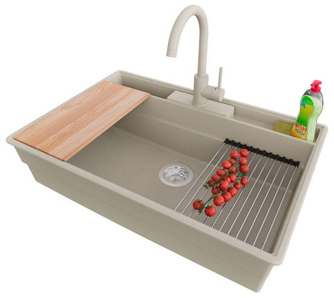 Spüle mit Abtropfgitter, Schneidebrett, Armatur, Spülmittel und Tomaten