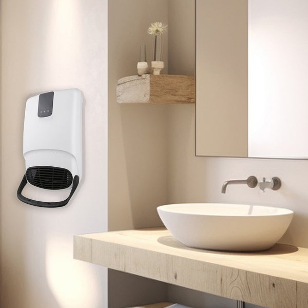 Wandmontierter Heizlüfter im Badezimmer mit Waschbecken und Spiegel