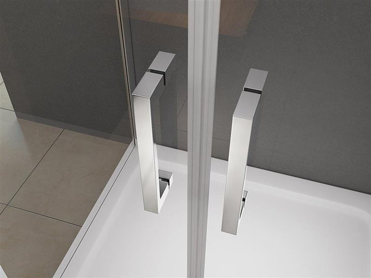 Detailaufnahme einer Duschkabine mit Griffen