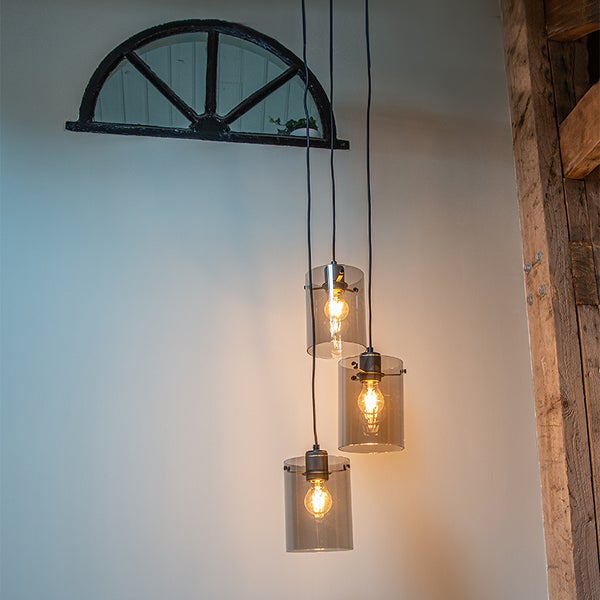 Nahaufnahme einer Pendelleuchte mit Glasschirm und gerändelter Fassung.