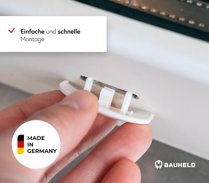 Hand hält eine weiße Halteklammer für LED-Leisten zur einfachen Montage