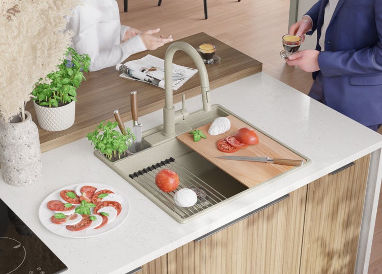 Küchenspüle mit Schneidebrett, Abtropfgestell, Armatur, Messer, Zutaten und Personen