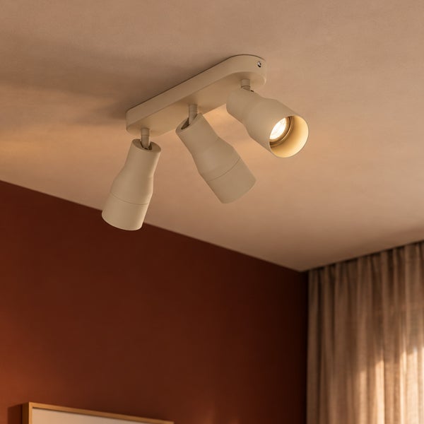 Deckenstrahler mit drei verstellbaren Leuchten an einer rechteckigen Basis montiert für eine moderne Zimmerbeleuchtung.