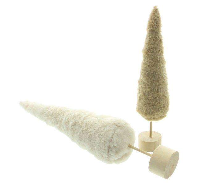Zwei dekorative Tannenbäume aus Plüsch mit Holzständer als Weihnachtsdekoration