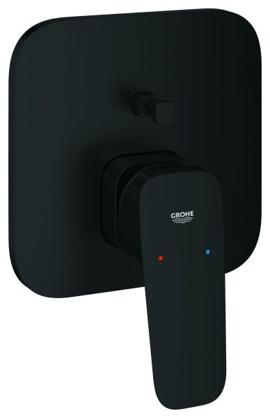 Grohe Unterputz-Einhand-Wannenbatterie in mattem Schwarz mit eckiger Rosette, Bedienhebel mit Grohe Logo und Umstellung.