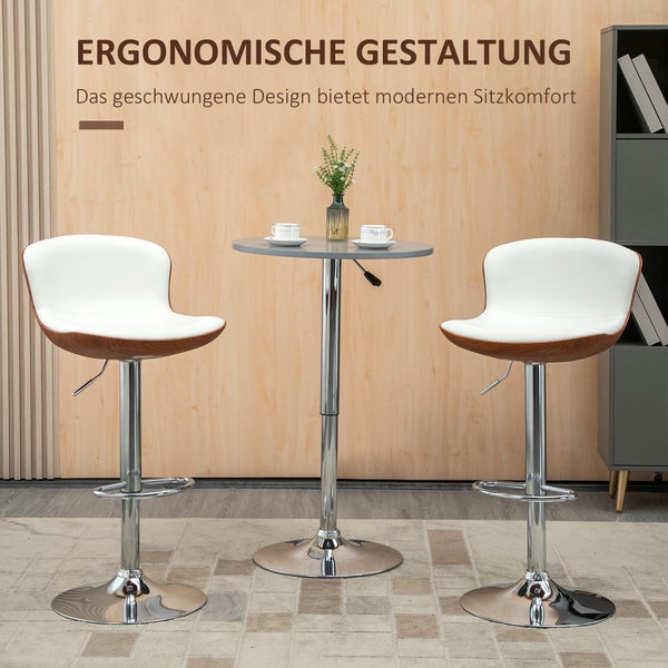 Zwei Barhocker mit weißem Sitz, Holzdetails und verstellbarem Chromfuß vor einem Tisch.