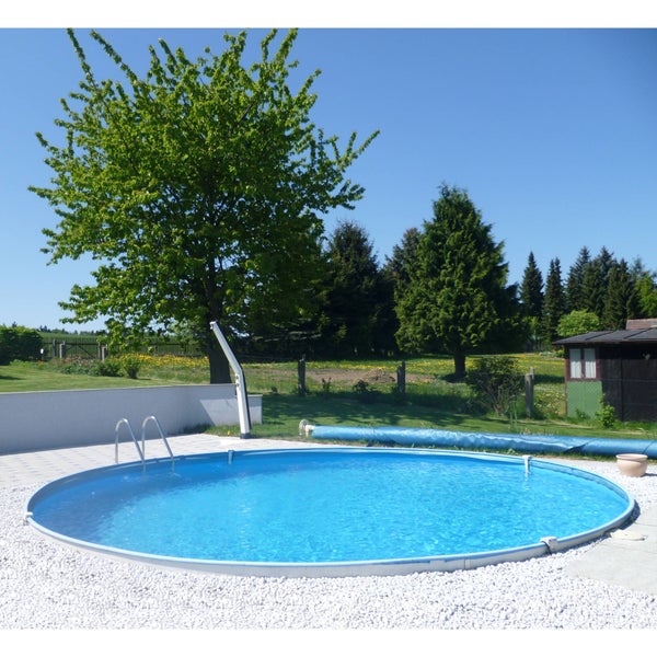 Rundes Aufstellbecken im Garten mit Leiter und Poolabdeckung
