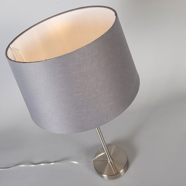 Tischleuchte mit grauem Stoffschirm und Metallsockel