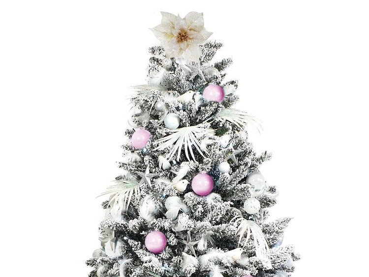 Künstlicher, verschneiter Weihnachtsbaum geschmückt mit Kugeln, Sternen und Blumen zur weihnachtlichen Dekoration.