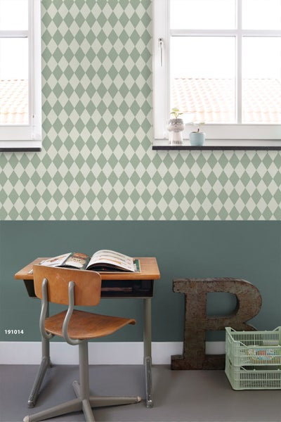 Raumansicht mit Rautenmuster Tapete, Schreibtisch und Stuhl