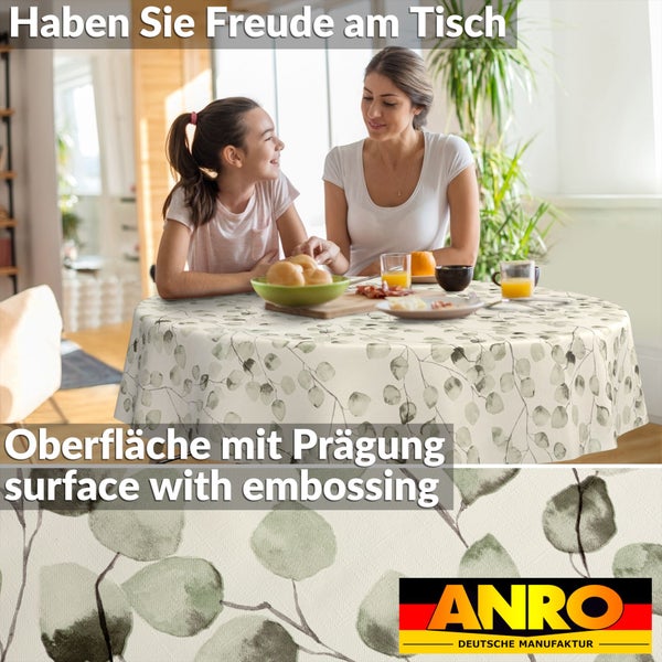 Runde Tischdecke mit Eukalyptus-Motiv und geprägter Oberfläche auf einem gedeckten Frühstückstisch mit zwei Personen, ANRO Logo.