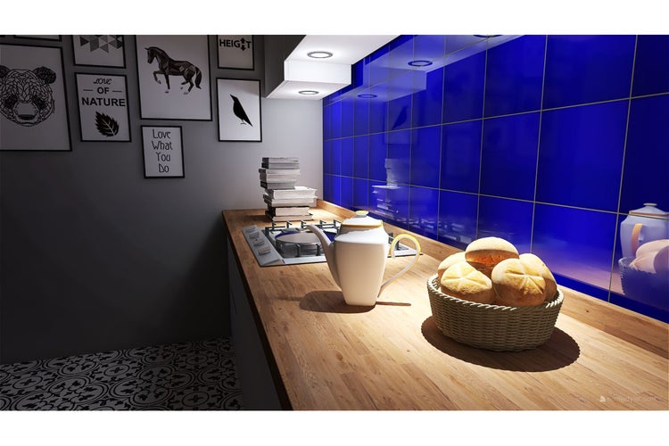 Küchenszene mit blau gefliestem Fliesenspiegel, Holzarbeitsplatte und dekorativen Elementen