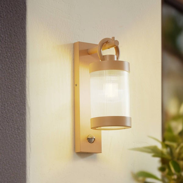 Lindby Wandleuchte außen Yrene mit Bewegungsmelder (spritzwassergeschützt (Modern) in Creme aus Aluminium (1 flammig, E27) - Wandlampe für Außenwand/Hauswand Haus Terrasse und Balkon