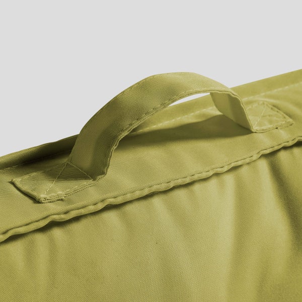 Detailaufnahme eines stabilen Tragegriffs aus olivgrünem Textilgewebe an einem Gartenkissen oder Sitzsack.