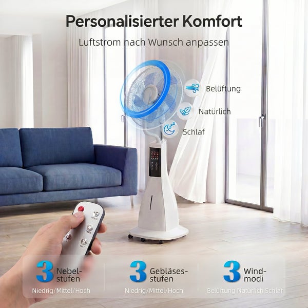 Weißer Nebelventilator im hellen Wohnzimmer mit Fernbedienung, drei Gebläsestufen, drei Nebelstufen und drei Windmodi.