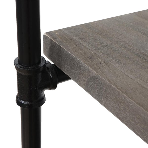 Detailaufnahme eines Regals mit Holzablage und schwarzem Metallrohrgestell.