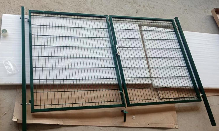 Metallzauntor mit Maschendrahtfüllung