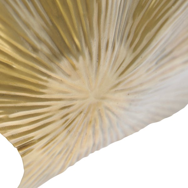 Nahaufnahme einer Dekorplatte in Blattform