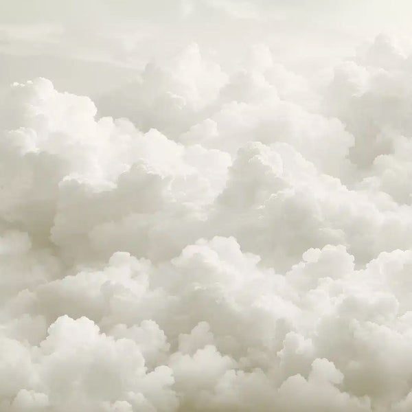 Vliestapete mit Wolken-Motiv, dichte weiße Wolkenformationen für eine helle Raumatmosphäre.