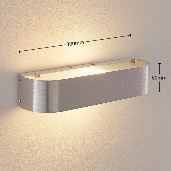 Wandleuchte aus Metall mit den Maßen 300 mal 60 Millimeter.