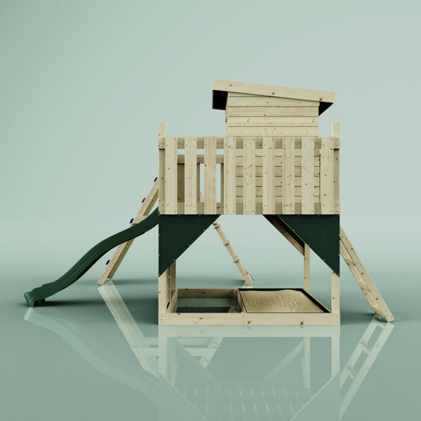 Draufsicht auf einen Spielturm aus Holz mit Rutsche, Kletterwand mit bunten Griffen und Seilkletterelement.