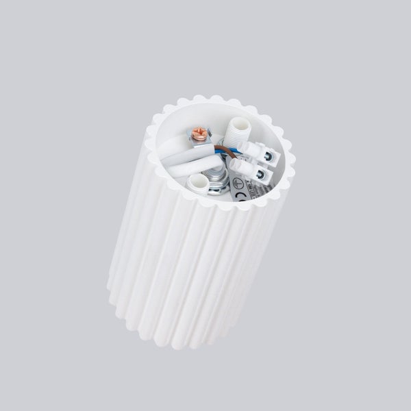 Deckenleuchte mit geripptem Design und internen elektrischen Komponenten