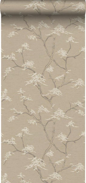 Wohnzimmer mit gemusterter Tapete, Sofa und Dekorationen für eine gemütliche Atmosphäre.