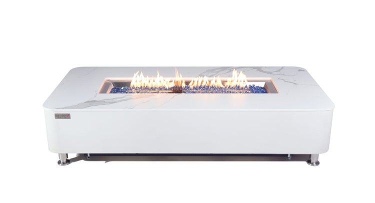 Rechteckiger Gaskamin-Tisch Elementi in Marmoroptik mit blauen Glassteinen und brennenden Flammen.