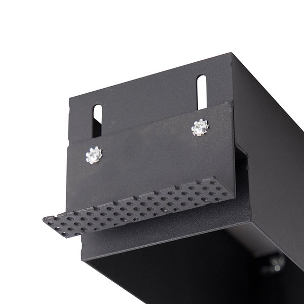 Schwarze Metallhalterung mit Montageschlitzen, perforierter Platte und zwei silbernen Schrauben.