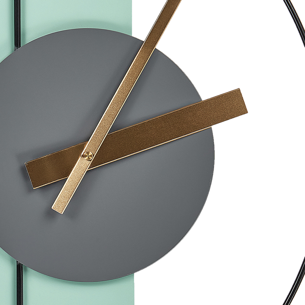 Detailansicht einer modernen Wanduhr mit goldfarbenen Metallzeigern, grauem runden Element und mintgrünem Akzent.