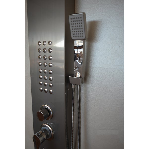 Duschpaneel aus Edelstahl mit integrierten Massagedüsen, einer rechteckigen Handbrause und zwei runden Bedienreglern.