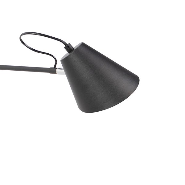 Detail einer schwarzen Lampe mit kegelförmigem Lampenschirm