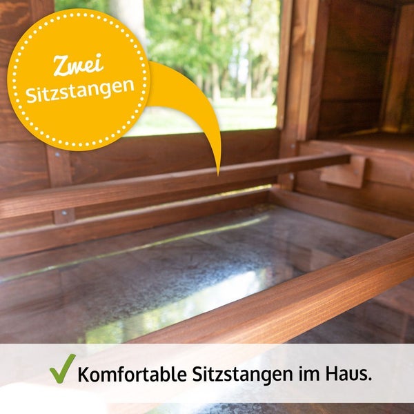 Zwei hölzerne Sitzstangen im Innenraum eines Hühnerstalls.