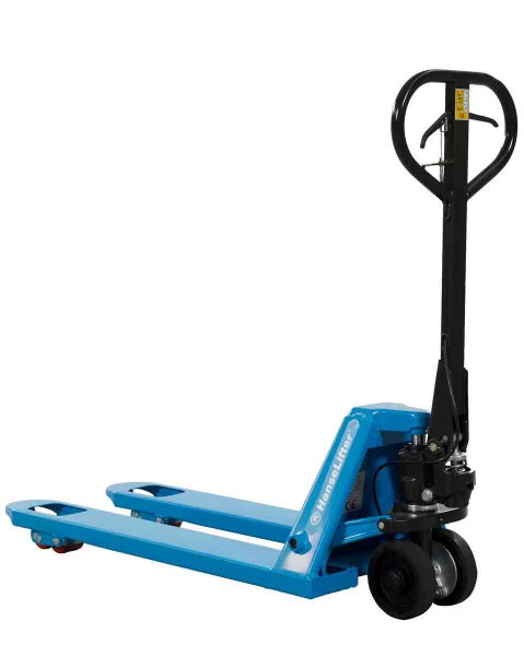 Blauer manueller Hubwagen von HanseLifter aus Stahl zum Heben und Transportieren von Paletten.
